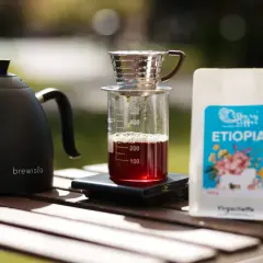 Kawa z Etiopii, Yirgacheffe, parzona metodą przelewową. Czy ta **acidity kawa co to znaczy**? To owocowa, cytrusowa nuta, która dodaje jej charakteru.