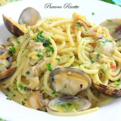 Un piatto invitante di linguine alle vongole, condite con prezzemolo fresco e un filo d'olio.
