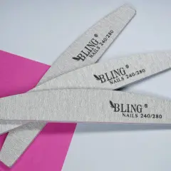 Trzy pilniki do paznokci naturalnych marki BLING o gradacji 240/280, ułożone na tle w kolorze różowym i białym.