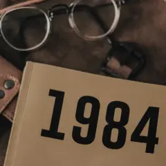 Kto jest autorem książki Rok 1984? Poznaj George'a Orwella i jego dzieło