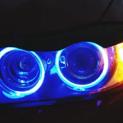 Fari allo xeno blu e arancioni illuminano la notte, creando un look futuristico.