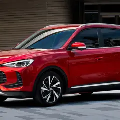 Czerwony MG ZS HEV, SUV z nowoczesnym grillem i felgami. Sprawdź mg zs cena i ofertę.