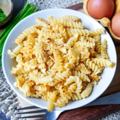 Fusilli-Nudeln mit Rührei, garniert mit Schnittlauch und Pfeffer. Ein einfaches, aber leckeres Gericht: Nudeln mit Ei.