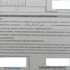 Oświadczenie osoby uprawnionej, potwierdzające posiadanie kwalifikacji i zgodność instalacji elektrycznej z przepisami. Dokument zawiera numer uprawnień i pieczątkę firmową.