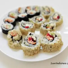 Talerz pełen pysznego california sushi, z łososiem, awokado i sezamem. Idealne na lekki posiłek.