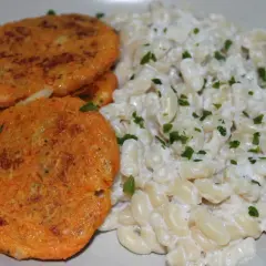 Veganska stuvade makaroner med gyllene morotsbiffar, toppade med färsk persilja. En härlig och mättande måltid.
