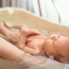 Czy kąpać dziecko z gorączką? Bezpieczne wskazówki dla rodziców