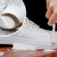 Jak wyczyścić białe buty? Soda oczyszczona na drewnianej łyżce i szczoteczka do czyszczenia białych sneakersów.