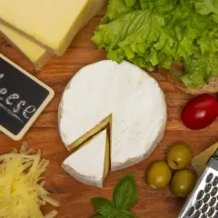 Deska serów: camembert, parmezan, żółty ser, oliwki, pomidorki, sałata i grzanka. Idealny ser na każdą okazję.