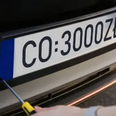 Montaż tablicy rejestracyjnej CO: 3000ZŁ. Wkręcanie śruby śrubokrętem.