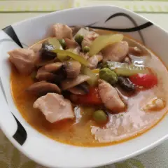 Aromatyczna zupa mocy z kurczakiem, pieczarkami i groszkiem. Idealna na chłodne dni, dodaje energii i rozgrzewa.