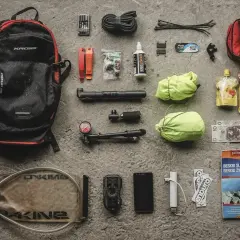 Plecak, multitool, dętka, pompka, apteczka, mapa i jedzenie – oto, co zabrać w góry na rowerową wyprawę.