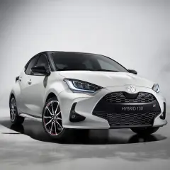 Biały Toyota GR Yaris Hybrid 130, jeden z najmniejszych samochodów osobowych, z czarnym dachem i sportowymi felgami.