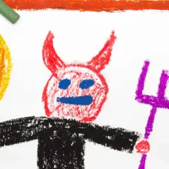 Ein roter Teufel mit blauen Augen und Hörnern, schwarzem Körper, hält einen Dreizack. Flammen lodern neben ihm. So sieht der Teufel aus!