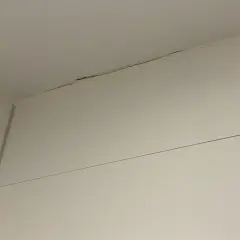 Sprickor i taket i badrummet, dags att måla tak badrum.