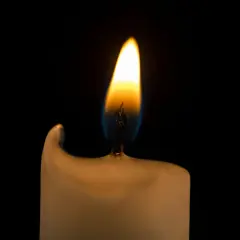 Jasny płomień świecy na czarnym tle. Jego migotanie symbolizuje nadzieję i ulotność chwili.
