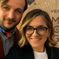 Magdalena Biejat z mężem na tle plakatu "Verdi - Mon Cca Gra".