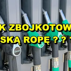Dyspensery paliwa na stacji, z napisem "Jak zbojkotować ruską ropę?". Symbolizuje to problematykę energetyczną i poszukiwanie alternatyw dla paliw z Rosji, co jest związane z funkcjonowaniem rafinerii ropy naftowej.