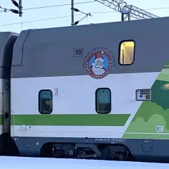 Der Weihnachtszug mit Nikolaus-Logo zeigt, wie kommt man nach Lappland.