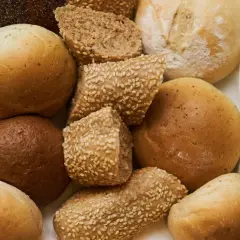 Różnorodne bułki, w tym te z makiem i sezamem. Zastanawiasz się, jakie bułki na diecie wybrać? Oto kilka opcji.