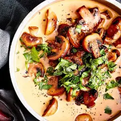 Cremige Pilzpfanne mit frischen Champignons, Petersilie und Pfeffer. Perfekt, wenn man fragt: was koche ich mit frischen champignons.