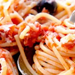 Szybkie i proste spaghetti z tuńczykiem i pomidorami na obiad