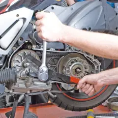 Manutenzione scooter: cambio olio 125 ogni quanto? Riparazione motore con chiavi e attrezzi.