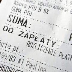 Fragment paragonu fiskalnego z napisem "SUMA: DO ZAPŁATY" i informacją o karcie płatniczej.