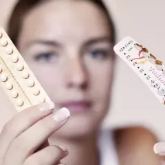 Frau hält zwei Pillenpackungen. Eine ist leer, die andere zeigt noch viele Pillen. Die pille zeitverschiebung ist ein wichtiges Thema.