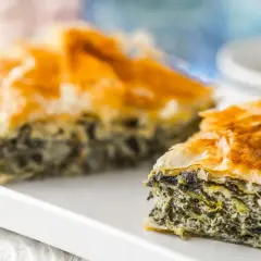 Chrupiąca spanakopita z warstw ciasta filo i nadzieniem ze szpinaku i sera feta.