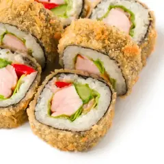 Chrupiące rolki sushi z kurczakiem, ogórkiem, papryką i sałatą, obtoczone w panko.
