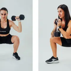 Donne in tenuta sportiva eseguono squat con manubri, un esercizio chiave per chi vuole imparare come mettere massa muscolare.