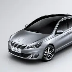 Silver Peugeot 308 SW, redo för ett test. Elegant kombi med mörk taklucka och sportiga fälgar.