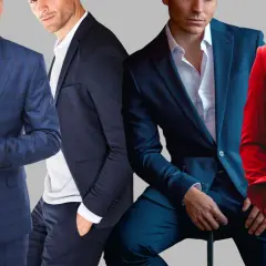 Czterech mężczyzn w eleganckich garniturach. Jeden w kratę, drugi w granacie, trzeci w granacie, czwarty w czerwieni. Wszyscy noszą poszetka bez krawata.