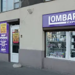 Fasada lombardu z witryną pełną elektroniki i banerem "LOMBARD EXPRESS".