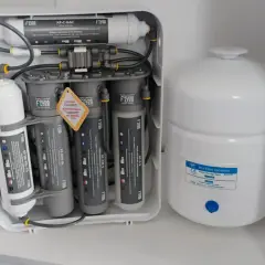 System odwróconej osmozy z filtrami i zbiornikiem. To wyjaśnia, osmoza co to jest – proces oczyszczania wody.