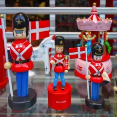Drewniane figurki żołnierzyków i karuzela z duńskimi flagami. Idealne pamiątki, zastanawiasz się nad copenhagen card cena?