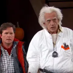 Marty McFly i Doc Brown, czyli powrót do przyszłości obsada, w swoich kultowych strojach.