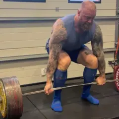 Hafþór Júlíus Björnsson przygotowuje się do podniesienia ciężaru, który ustanowił **rekord świata w martwym ciągu**.