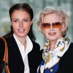Katarzyna Wajda z rodzicami. Dwie kobiety, młodsza i starsza, uśmiechają się do aparatu.