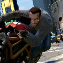 Niko Bellic na motocyklu w mieście, jak w GTA IV na PS5. W tle helikopter i billboardy.