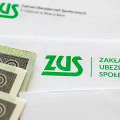 Pieniądze i dokumenty ZUS. Dowiedz się, ile wynosi renta częściowo niezdolny do pracy.