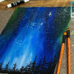 Acrylfarben Kinder Ideen: Ein Sternenhimmel über einem Wald, gemalt mit leuchtenden Blautönen. Pinsel und Farben liegen bereit.