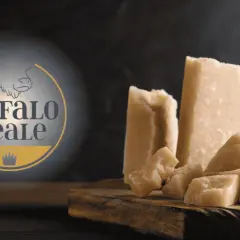 Formaggi stagionati di bufala, con logo "Bufalo Reale". Un coltello da formaggio è conficcato in un pezzo.