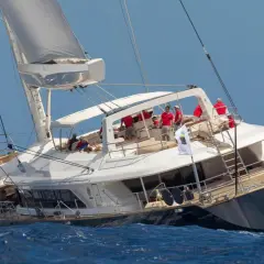 Vela da regata "Bayesian" di Perini Navi in navigazione con equipaggio in rosso.