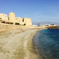 Castillo de Roquetas de Mar, ideal para saber qué hacer en Roquetas de Mar. Playa y mar azul.