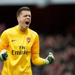 Wojciech Szczęsny w żółtej koszulce Arsenalu, krzyczy z radości. Grał też w Romie i Juventusie.
