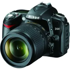 Czarna lustrzanka cyfrowa Nikon D90 z obiektywem.