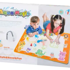 Dzieci rysują na macie aquadoodle. Dziewczynka z kucykami i chłopczyk bawią się magicznym pisakiem, tworząc obrazki zwierząt.