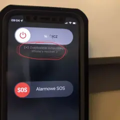 Wyłączony iPhone'a można znaleźć, nawet bez karty SIM. Ekran pokazuje opcje wyłączenia i alarmowe SOS.